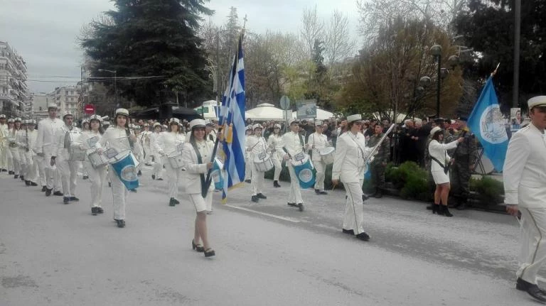 Σέρρες: Με το χαμόγελο στα χείλη στην παρέλαση – «Ο αγώνας δεν τελείωσε το 1821» (εικόνες)